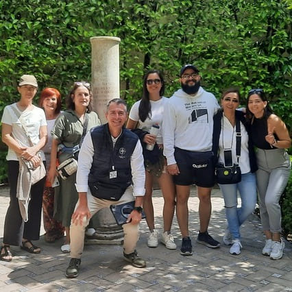 Un grupo de turistas posando para la cámara junto a Santiago, nuestro más preciado guía.
