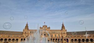 Plaza de España en Sevilla con fuente y burbujas – Check-In Sevilla