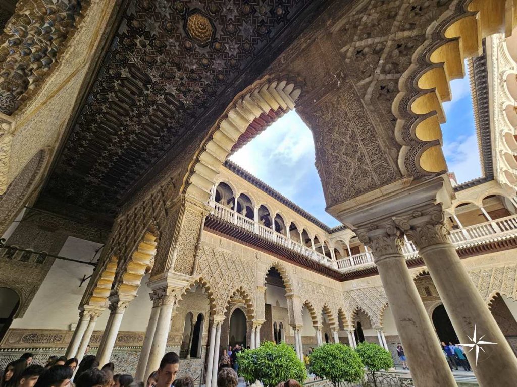 Vista central del Patio de las Doncellas en el Real Alcázar de Sevilla