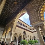 Vista central del Patio de las Doncellas en el Real Alcázar de Sevilla