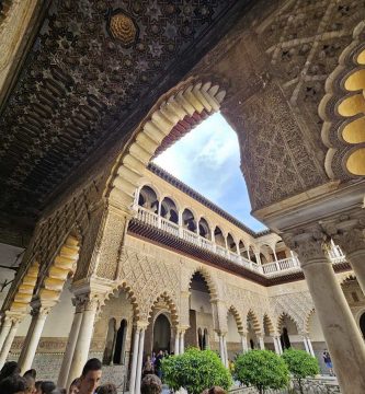 Vista central del Patio de las Doncellas en el Real Alcázar de Sevilla