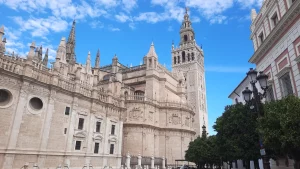Vista lateral de la Catedral de Sevilla con la Giralda desde la Plaza del Triunfo.