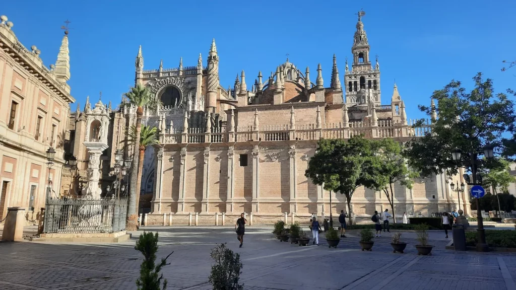 Catedral de Sevilla y Giralda vistas desde la Avenida de la Constitución en Sevilla.