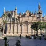 Catedral de Sevilla y Giralda vistas desde la Avenida de la Constitución en Sevilla.