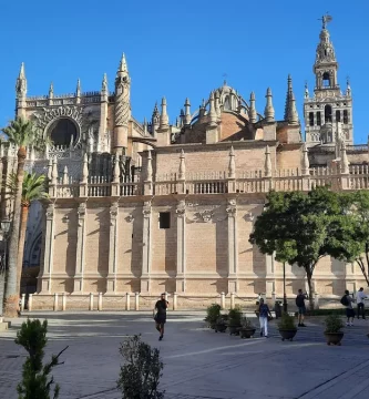 Catedral de Sevilla y Giralda vistas desde la Avenida de la Constitución en Sevilla.