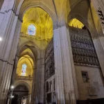 Interior de la Catedral de Sevilla durante la visita cultural.
